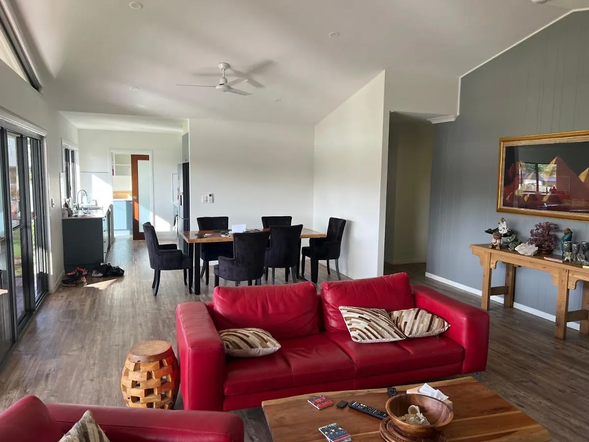 Kookaburra Lodge Airlie Beach Bed & Breakfast