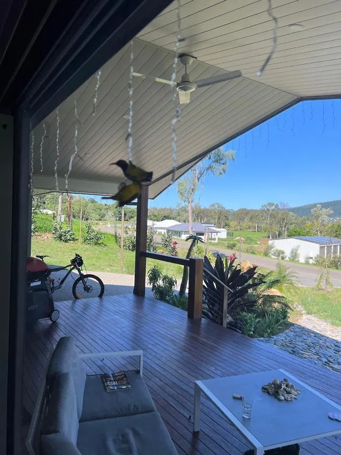 Kookaburra Lodge Airlie Beach Bed & Breakfast